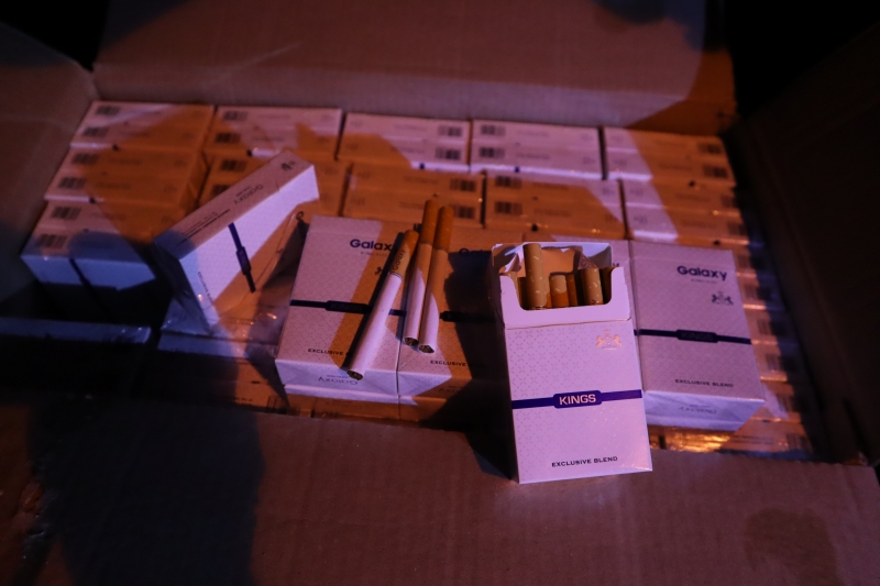 Заловиха двама с 20 000 къса контрабандни цигари във Видин,