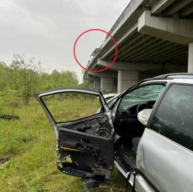 Трима са ранени при катастрофа в която кола падна от