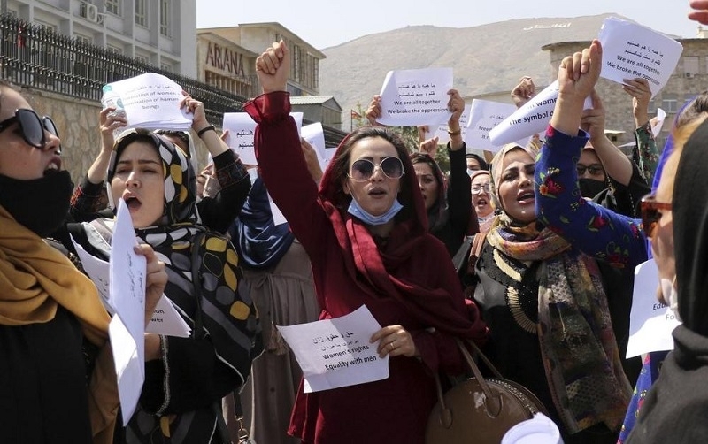 В Афганистан талибаните разпръснаха със сила протест на стотици жени
