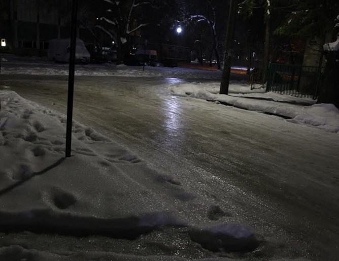 Леден дъжд скова снощи Монтана. Улиците се превърнаха в пързалки.
