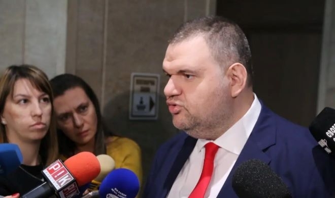 Илиян Василев: Докато Пеевски надува "мускули" или по-скоро "кой не скача е дебел", Тя - Улицата, оттегли Неговия бюджет