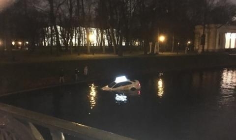 Будни жители на Санкт Петербург заснеха плаващ по река Мойка