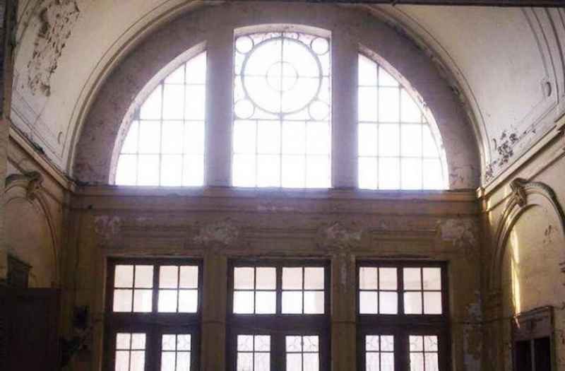 На 19 май от 11 00 часа опустялата от десетилетия чакалня