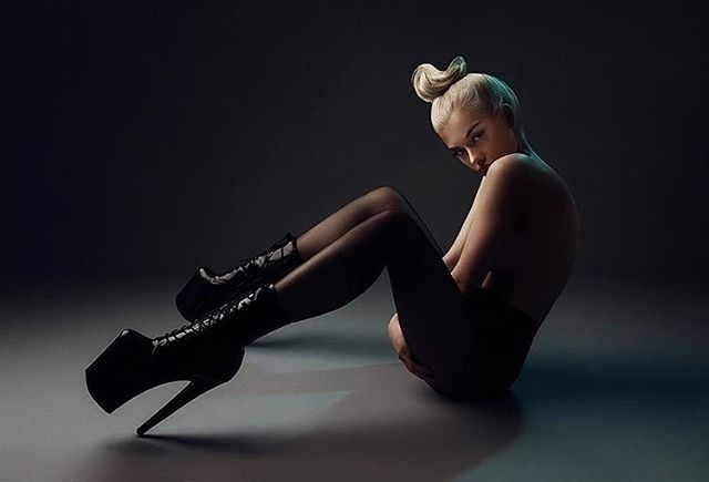 23 годишната фенка на пластичната хирургия е изхарчила повече от 17