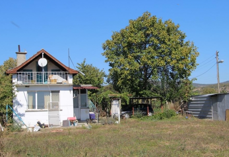 В два съседни парцела на гробището в новозагорското село Брястово