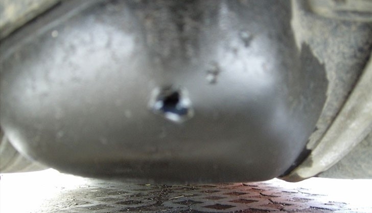 Кондуктор от Мездра дупчел резервоари на коли за да краде