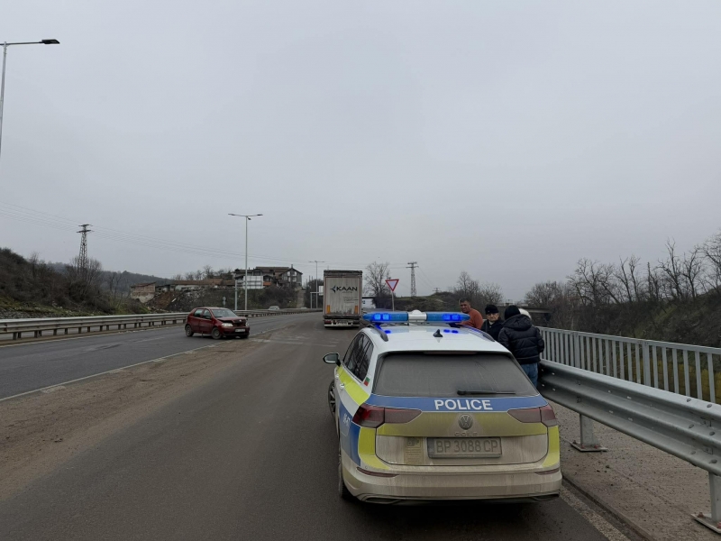 Катастрофа между кола и ТИР затруднява трафика по международен път
