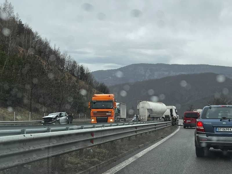 Циментовоз и джип се удариха на магистрала Хемус научи агенция