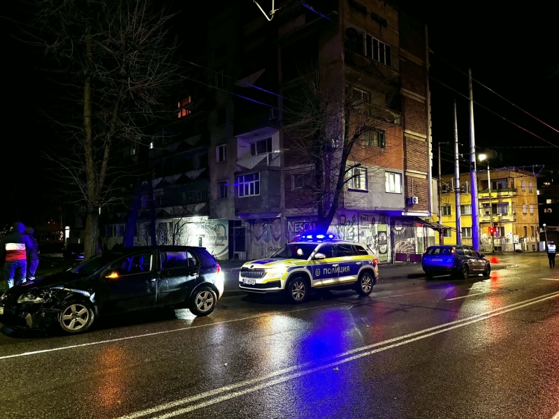 Пореден инцидент! Млада шофьорка предизвика катастрофа на кръстовище във Враца /снимки/