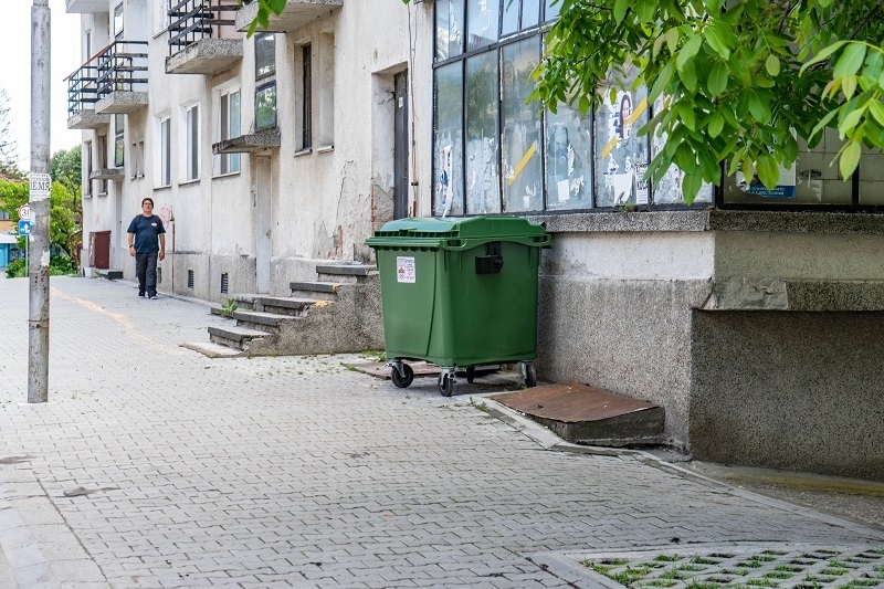 Служители на Общинско предприятие Чистота започнаха поетапна подмяна на съдовете