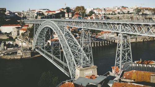Момиче се съблече и скочи от 45 метровия мост Ponti di