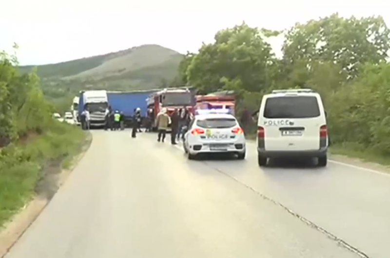 Четирима души а не трима каквато беше първоначалната информация са