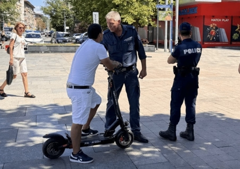 Полицаи спипаха 3-ма с нередовни ел. тротинетки във Врачанско, друснаха им глоби