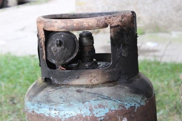 Горяща газова бутилка вдигнала на крак пожарникари от Вършец съобщиха