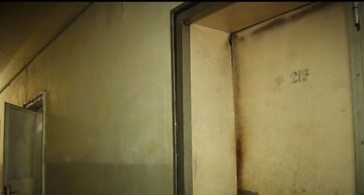 Десетки незрящи живеят при ужасяващи условия Рушащите се тавани кофи