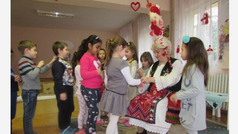 Баба Марта посети децата от Детска градина Иглика в Белоградчик