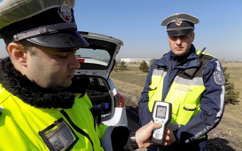 Полицаи са хванали пиян шофьор в Хайредин съобщиха от областната