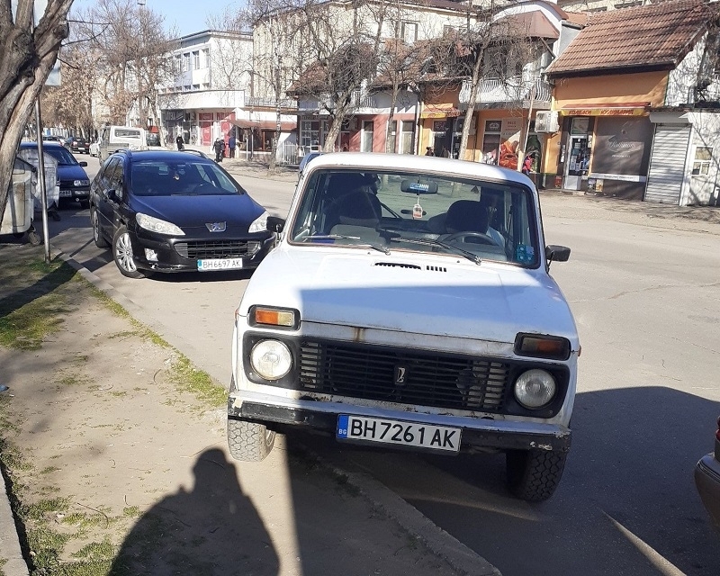 Поредният несъобразителен шофьор ядоса видинчани и цъфна в група във