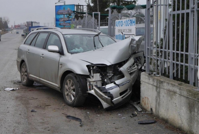Мъртвопиян мъж се заби с колата си в метална ограда
