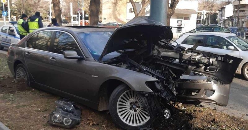 Шофьор се заби в стълб пострада 15 годишно момиче съобщиха от полицията