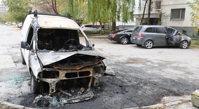 Товарен автомобил тип баничарка е изгорял в пловдивския жилищен район