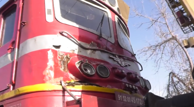 Пътнически влак се удари в паднало на релсите дърво край