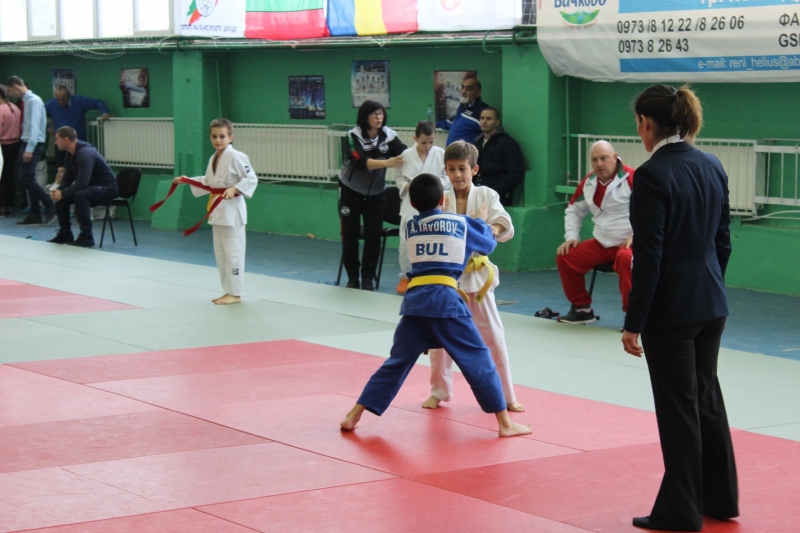 На 1 декември в спортна зала Христо Ботев се проведе