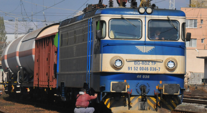 56 годишен мъж е блъснат от бърз влак в посока от