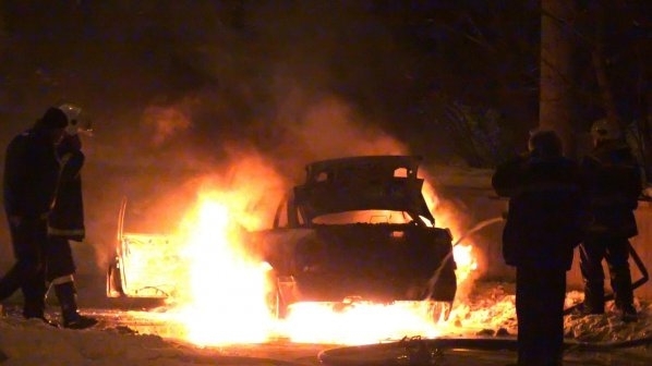 Лек автомобил „Опел Астра“ е бил запален тази нощ в
