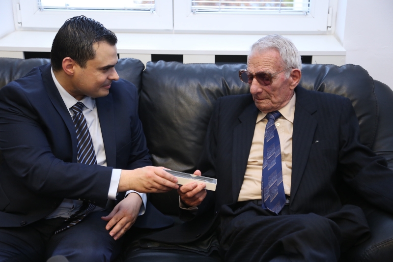 Заместник министърът на образованието и науката Петър Николов награди с автоматична