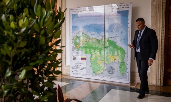 Президентът на Венецуела Николас Мадуро подписа закон за създаването на