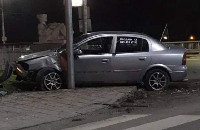 Пиян мъж се заби с колата си в бетонен стълб