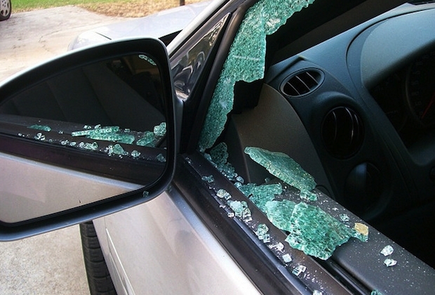 Две коли са били разбити и ограбени във Видин през