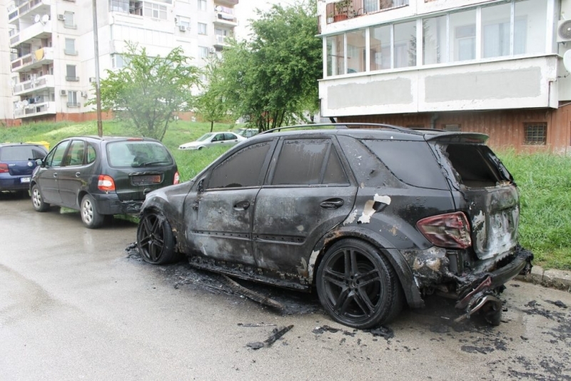 Две млади момичета са арестувани за палеж на кола във