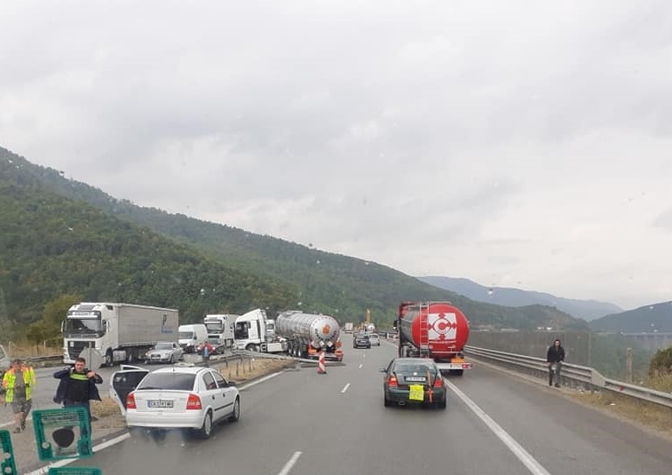 ТИР с цистерна под налягане е катастрофирал на АМ Хемус