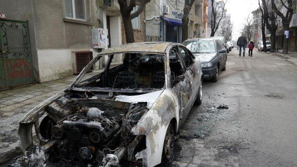 Запалена кола вдигна накрак огнеборци от Видин, спасиха други 3 автомобила