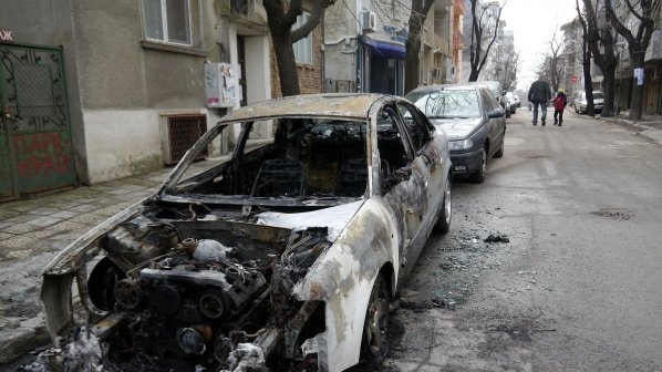 Пламнала кола изправи накрак пожарникари от Видин съобщиха от МВР