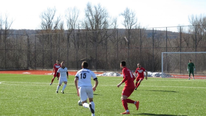 Лидерът в Северозападната трета лига Кариана заryби с 2 3 от