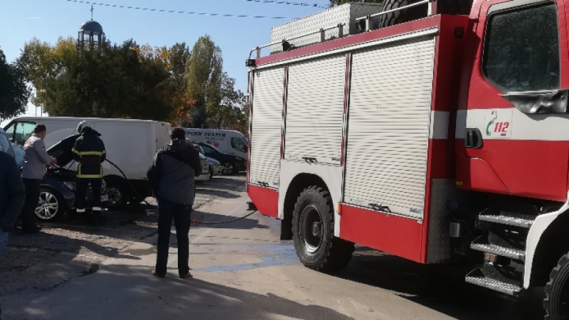 Напрежение във Видин! Кола се самозапали край театъра /снимка/