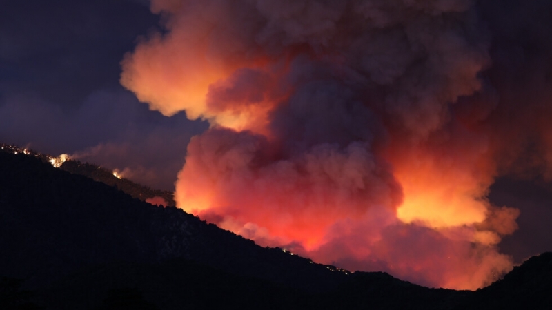 Огромен горски пожар гори в Калифорния. Повече от 8 хиляди