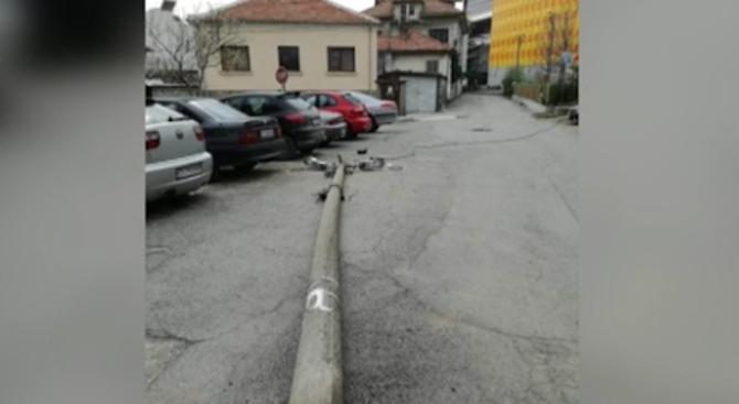 Стълб на уличното осветление се стовари на улица в Стара