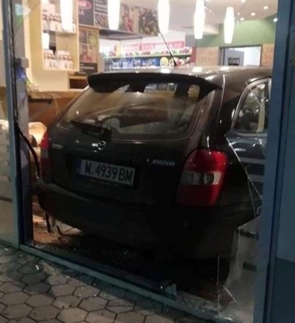 Шофьорът забил колата си в бензиностанция ОМВ в Берковица се