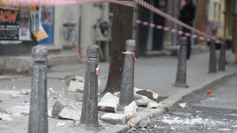 Голямо парче мазилка от блок падна и разкъса крака на