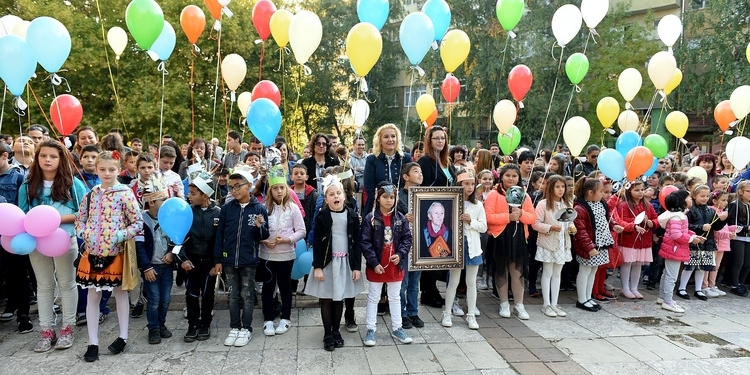 Отрупаха с цветя паметника на Йордан Радичков в Монтана