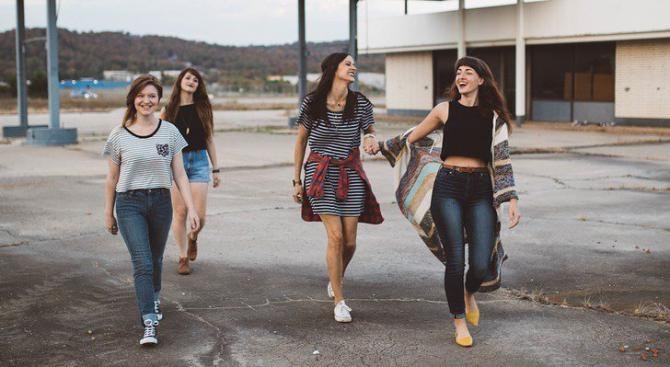 Жените са по привлекателни в група отколкото сами установиха учени от