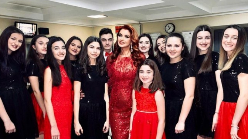 Песента Коледа в изпълнение на Нели Рангелова и Вокална група