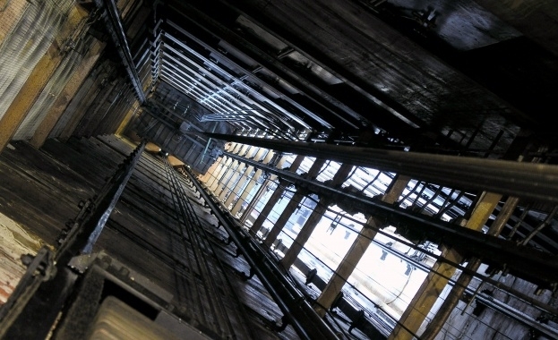 Жена падна в асансьорна шахта на общежитие в Студентски град