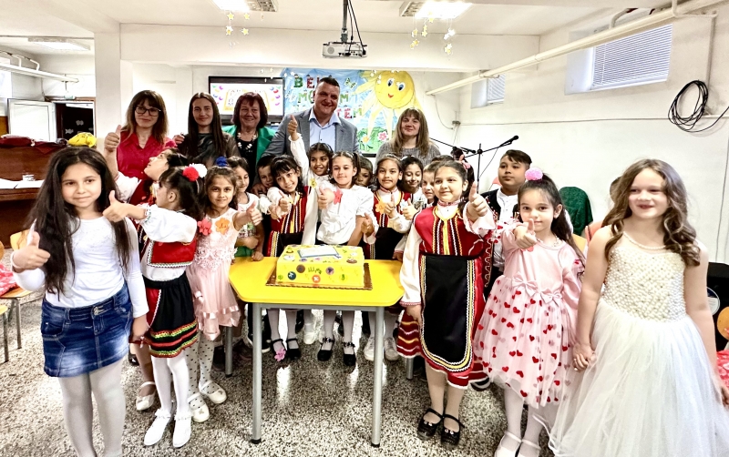 Ние вече сме грамотни извикаха първокласниците от ОУ Н Й Вапцаров