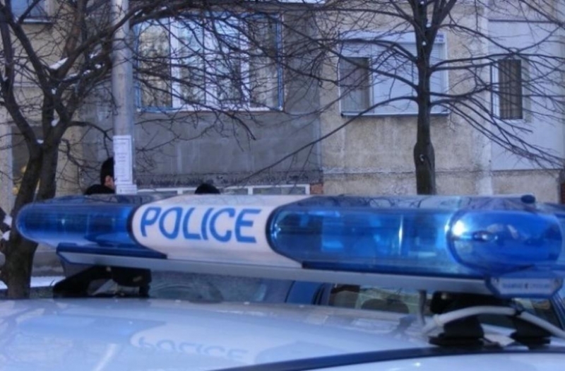 За хулигански действия баща и син са били задържани в полицията в