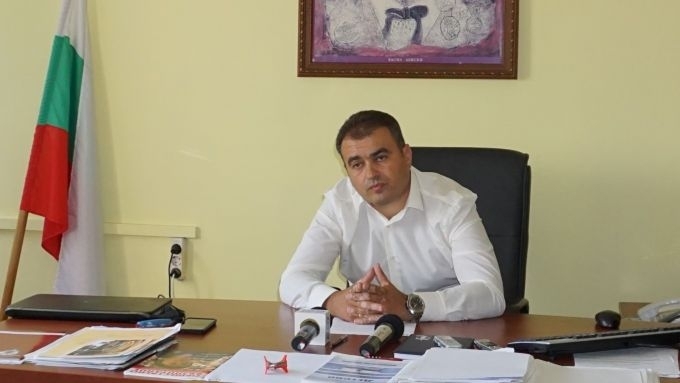 С отличие Почетен знак на МВР III степен министърът на